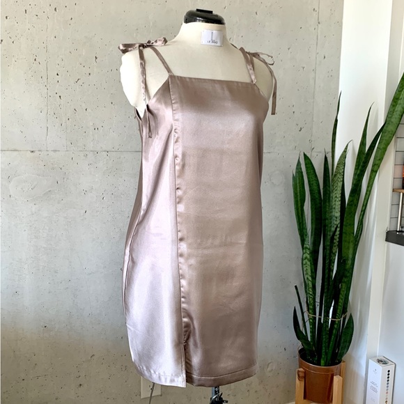 Slip on satin dress square neckline - Picture 8 of 10